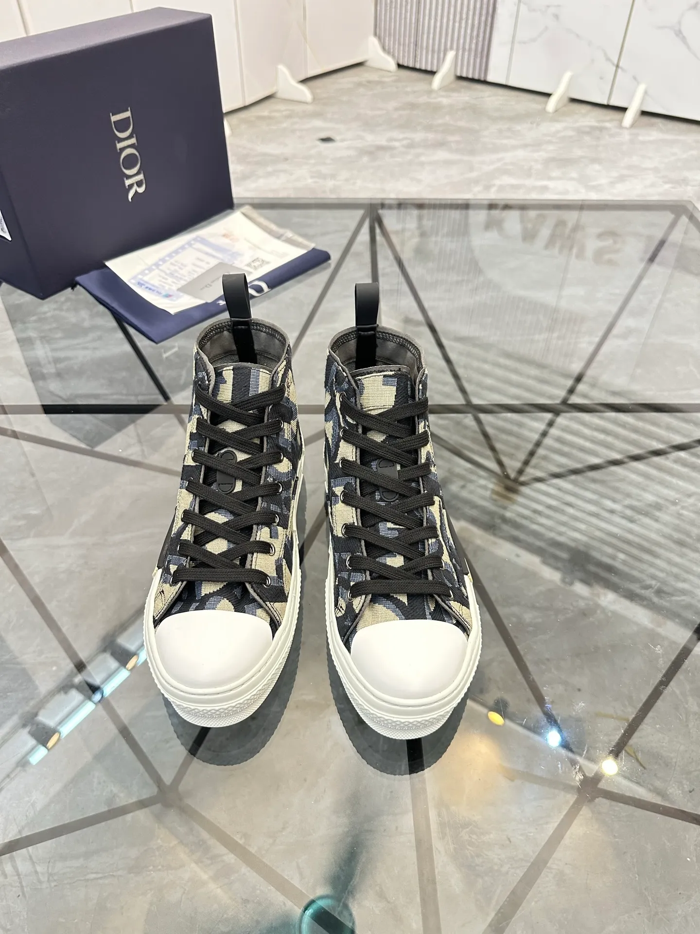 Selling men's shoes 💰: 💰P460¥ Product trademark: Dio* "Dior*" high-top casual shoes Regular size: 36-45 (can be customized to 46) Couple style B23 Product materials: Upper imported original fabric, breathable lining, original outsole. No.: 007